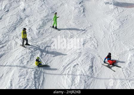 Bialka Tatrzanska, Polonia - 23 febbraio 2021: Sciatori sciatori sulle piste da sci nella famosa località invernale Kotelnica Bialczanska. Vacanze invernali. Foto Stock