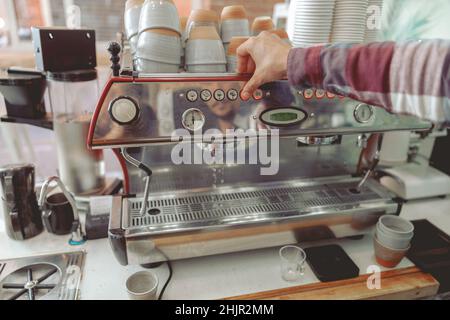 Processo di pulizia della macchina da caffè con due teste erogatrici Foto Stock