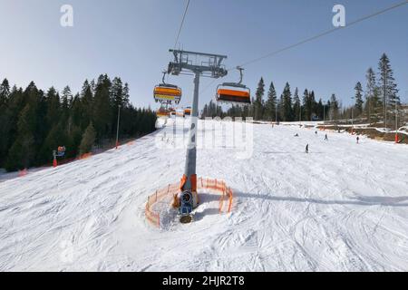 Bialka Tatrzanska, Polonia - 23 febbraio 2021: Seggiovia sulla pista da sci nella famosa località invernale Kotelnica Bialczanska in montagna, Podha Foto Stock