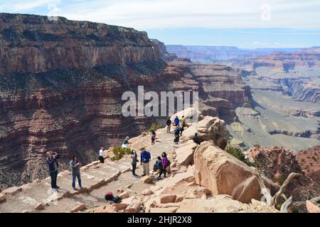 Grand Canyon Village, USA - 25 MARZO 2018 : turisti nel Parco Nazionale del Grand Canyon sul sentiero South Kaibab a Ooh Aah Point. Primavera. Foto Stock