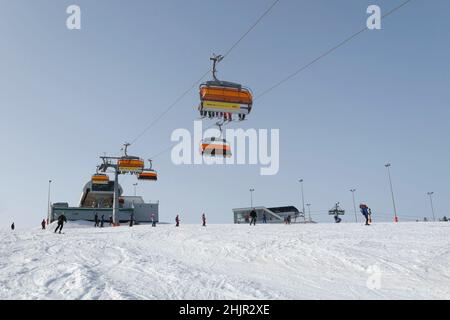 Bialka Tatrzanska, Polonia - 23 febbraio 2021: Seggiovia sulla pista da sci nella famosa località invernale Kotelnica Bialczanska in montagna, Podha Foto Stock