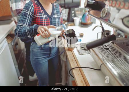 Barista signora che lavora in un caffè, preparare il caffè Foto Stock