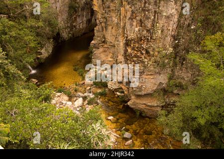 Un lago nei canyon di Minas Gerais. Foto Stock