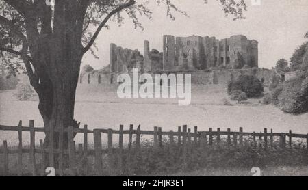 Le rovine storiche del castello di Kenilworth nel Warwickshire, che mostrano la torre di Cesare sulla destra. Inghilterra (1923) Foto Stock