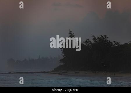 Misty Dusk sulle onde sulla costa settentrionale di Oahu Foto Stock