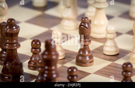 Scacchiera con gioco di scacchi in corso. Black's Bishop in Focus Foto Stock