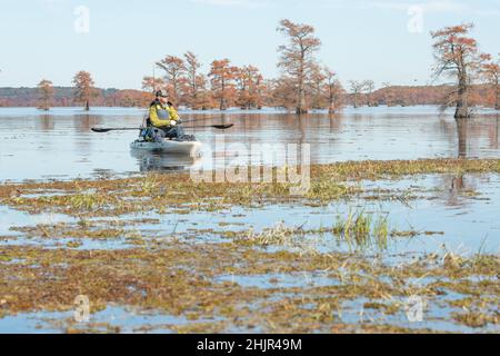 uomo che pesca da un kayak Foto Stock