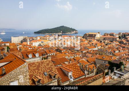 Vista dei tetti colorati tradizionali con la Chiesa Francescana e il Campanile del Monastero di Dubrovnik Foto Stock