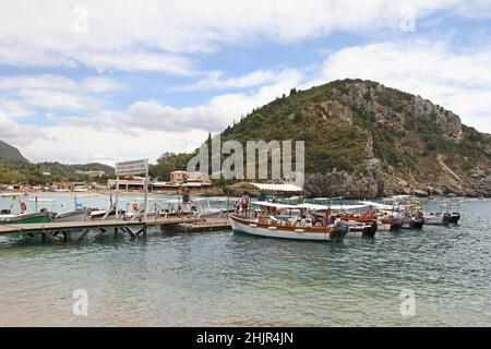 Le barche arrivano a Palaiokastritsa, Corfù, Grecia. Foto Stock