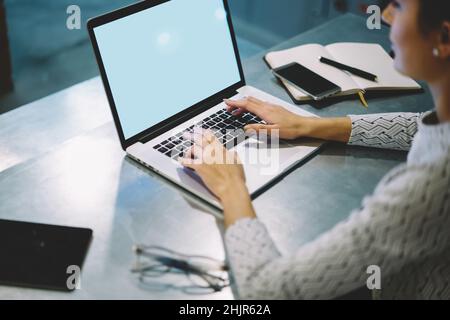 Taglia la donna utilizzando un computer portatile per il lavoro Foto Stock