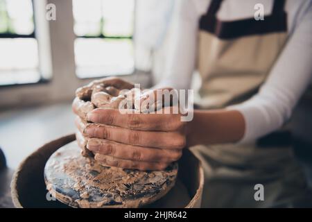 Foto ritagliata del negozio di ceramiche proprietario signora uso attrezzatura fare porcellana terracotta cliente ordine mani figura in sala di lavoro Foto Stock