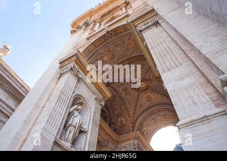 Porta Arco delle Campane al confine tra il Vaticano e l'Italia. Arco barocco decorato con bassorilievi e sculture Foto Stock