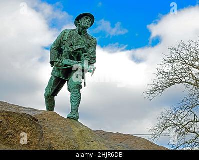 World War One United States Soldier con fucile e maschera a gas. Arrivando su una montagna con un cielo blu. Foto Stock