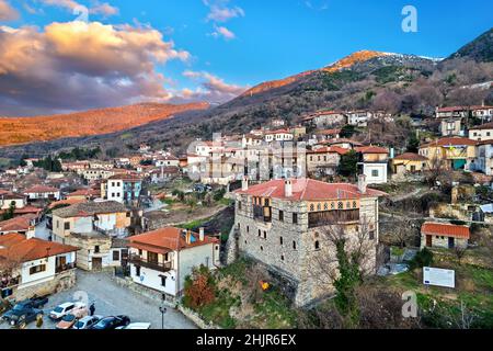 Ambelakia villaggio montagna Kissavos, Tempe (o 'tempi') comune, Larissa, Tessaglia, Grecia. In primo piano, Schwarz ('Mavros') palazzo. Foto Stock