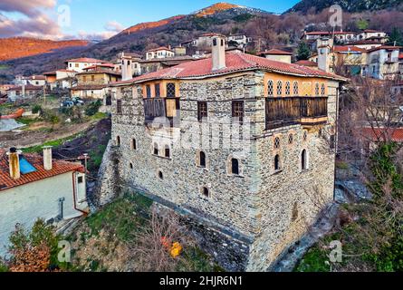 Ambelakia villaggio montagna Kissavos, Tempe (o 'tempi') comune, Larissa, Tessaglia, Grecia. In primo piano, Schwarz ('Mavros') palazzo. Foto Stock