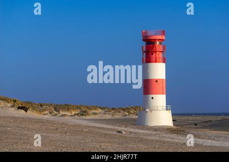 Faro sulla spiaggia della Dune, isola d'alto mare di Heligoland, Mare del Nord, Germania del Nord, Europa Centrale Foto Stock