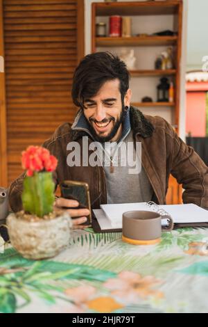 hipster imprenditore godere di tempo libero a casa con il mobile Foto Stock