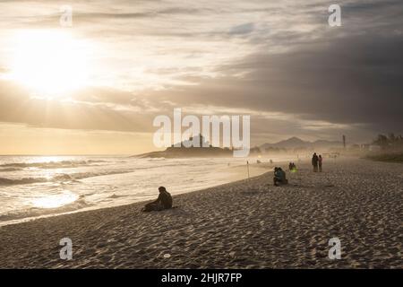 Splendida vista per le persone che guardano il tramonto da Itauna Beach Foto Stock