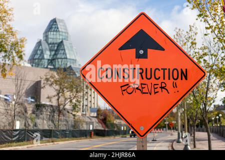 Ottawa, Canada - 14 ottobre 2021: Costruzione in anticipo arancione cartello stradale primo piano nella strada del centro di Ottawa, Canada Foto Stock
