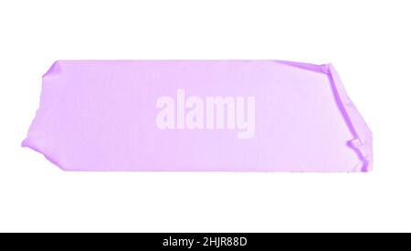 Pezzo di nastro strappato isolato su sfondo bianco. Viola, viola. Foto di alta qualità Foto Stock