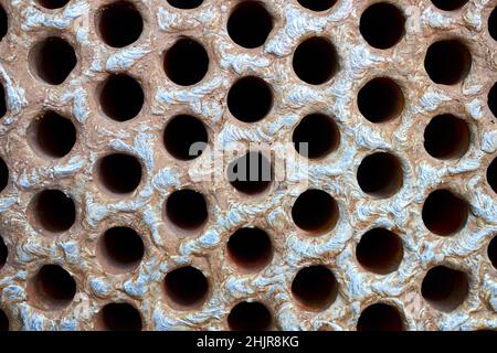 Piastra tubiera in lamiera di scambiatore di calore o di boiler closeup texture macro fondo industriale con insolubile depositi minerali duri saldatura a scala di sali Foto Stock