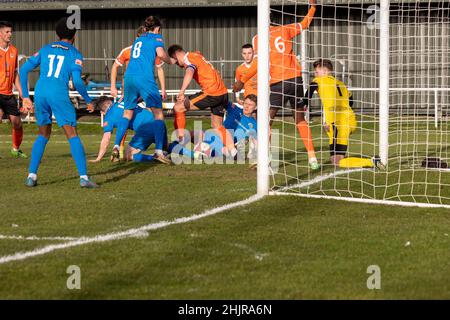 La Warrington Rylands 1906 FC ha ospitato il Glossop North End per una partita di calcio di metà stagione non di campionato della stagione 2021-2022. Segue una gara di passaparola Foto Stock