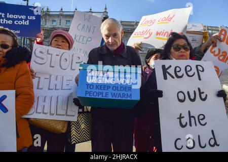 Londra, Regno Unito 31st gennaio 2022. L'organizzazione di beneficenza Age UK si è unita ai sostenitori di Downing Street mentre hanno inviato una lettera a Boris Johnson firmata da oltre 97700 persone, esortando il governo ad aiutare le persone anziane con le loro bollette energetiche. Un milione di anziani vive in condizioni di povertà energetica e non sono in grado di permettersi il costo del riscaldamento durante l'inverno. Credit: Vuk Valcic / Alamy Live News Foto Stock