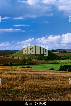 Silbury Hill Late Neolitico tumulo artificiale (il più grande in Europa), Avebury, Wiltshire, Inghilterra, Regno Unito, Guardando NNW da vicino West Kennett lungo barrow. Foto Stock