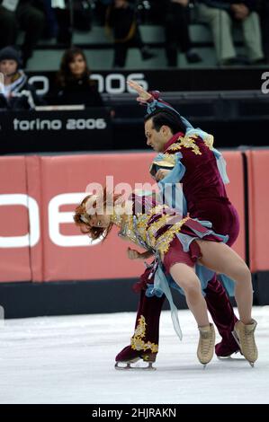 Torino Italia 2006-02-20: Torino 2006 Giochi Olimpici invernali, pista di pattinaggio Palavela, gara di pattinaggio a figure per coppie, Barbara Fusar poli e Maurizio Margaglio durante la gara Foto Stock