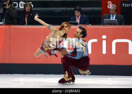 Torino Italia 2006-02-20: Torino 2006 Giochi Olimpici invernali, pista di pattinaggio Palavela, gara di pattinaggio a figure per coppie, Barbara Fusar poli e Maurizio Margaglio durante la gara Foto Stock