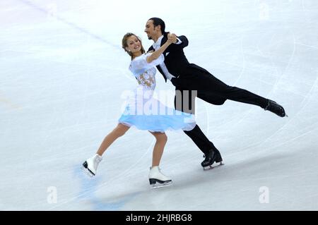 Torino Italia 2006-02-17: Torino 2006 Giochi Olimpici invernali, pista di pattinaggio Palavela, gara di pattinaggio a figure per coppie, Tanith Belbin e Benjamin Agosto (USA) durante il concorso Foto Stock