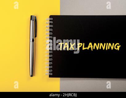 Concetto di pianificazione fiscale. Parole sulla tassazione sulla carta. Foto Stock