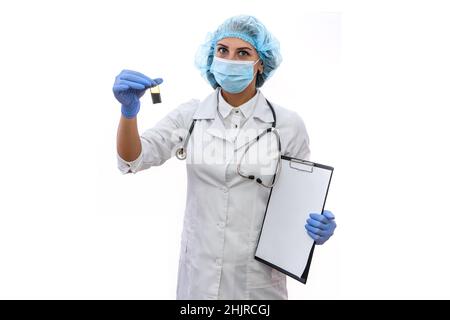 Donna in uniforme medica che tiene fiale con medicamenti isolati su sfondo bianco Foto Stock