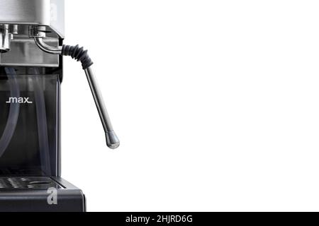 tubo in acciaio per vaporiera per la schiuma di latte per la preparazione di bevande a base di latte, cappuccino e latte, oggetto isolato su sfondo bianco con spazio di copia. Foto Stock