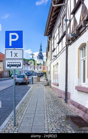 Bad Frankenhausen, Turingia, Germania: Vista nella città alta di fronte al campanile della Chiesa alta, conosciuta come la Torre Pendente di Bad Frankenhausen. Foto Stock