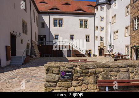 An der Schmücke, Heldrungen, Turingia, Germania: Nel cortile di Heldrungen Manor e Fortezza, un castello fossato risalente al 13th secolo. Foto Stock