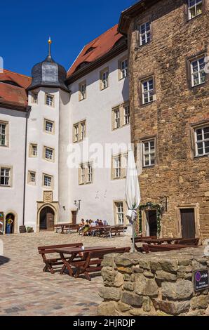 An der Schmücke, Heldrungen, Turingia, Germania: Nel cortile di Heldrungen Manor e Fortezza, un castello fossato risalente al 13th secolo. Foto Stock