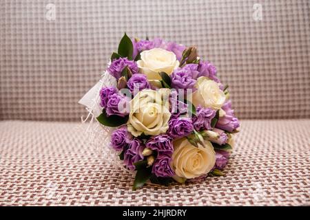Bel bouquet nuziale di fiori diversi Foto Stock