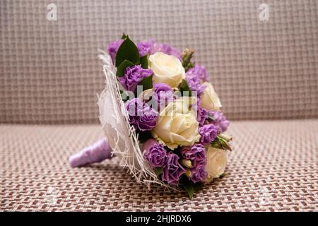 Bel bouquet nuziale di fiori diversi Foto Stock