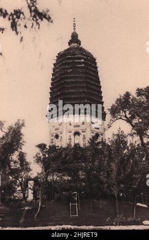 Immagini scolpite di Buddha sguardo sul giardino da nicchie ai lati del Pai-ta o Torre Bianca di Liao-yang. Cina. Manciuria (1923) Foto Stock