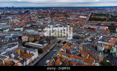 Nyhavn la sera a Copenhagen Foto Stock