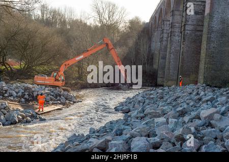 Reddish vale Stockport UK il fiume ha lavato via il terrapieno esponendo le fondazioni. Lavori urgenti effettuati su Network Rail Murphy Plant UK Foto Stock