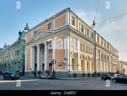 Ilyinka Street, vista dell'ex edificio commerciale di scambio, 1836, ora la Camera di Commercio e industria della Federazione Russa, punto di riferimento: MOS Foto Stock