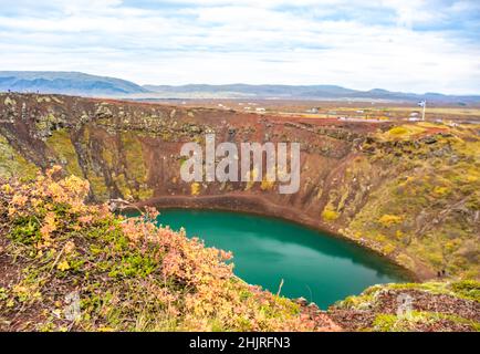 Cratere vulcanico Kerid con lago blu all'interno, attrazione turistica islandese Foto Stock