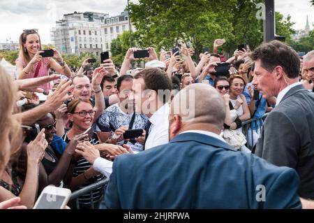 Francia. Parigi. Il Presidente Macron ha visitato i giorni olimpici nei colori di Parigi 2024 2017-06-24 Foto Stock