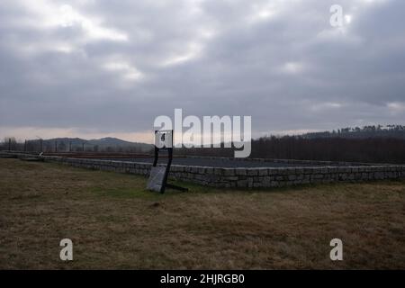 Rogoznica, Polonia - 15 gennaio 2022. Campo di concentramento e di lavoro Gross-Rosen (Rogoznica). Sito commemorativo. Messa a fuoco selettiva. Inverno giorno di sole Foto Stock