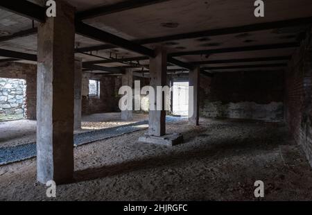 Rogoznica, Polonia - 15 gennaio 2022. Campo di concentramento e di lavoro Gross-Rosen (Rogoznica). Sito commemorativo. Messa a fuoco selettiva. Inverno giorno di sole Foto Stock