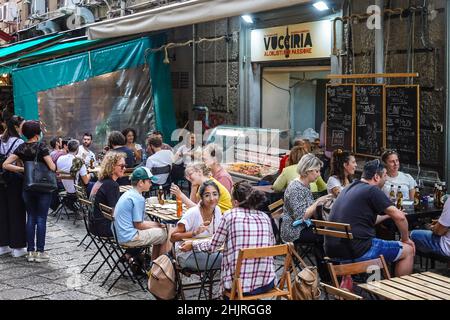 Palermo, Italia - Ottobre 23 2021: La gente del posto e i turisti bevono un drink in un bar di strada nello storico mercato della Vucciria di Palermo nel più grande cit Foto Stock