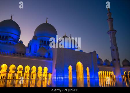 La magnifica Grande Moschea Sheikh Zayed ad Abu Dhabi al tramonto Foto Stock