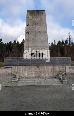 Rogoznica, Polonia - 15 gennaio 2022. Campo di concentramento e di lavoro Gross-Rosen (Rogoznica). Sito commemorativo. Messa a fuoco selettiva. Inverno giorno di sole Foto Stock